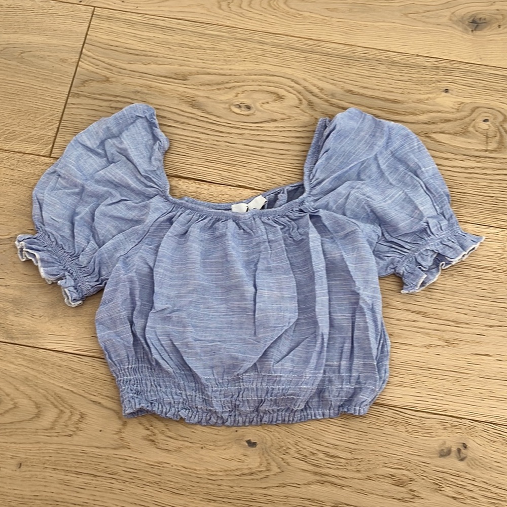 off the shoulders top🤍